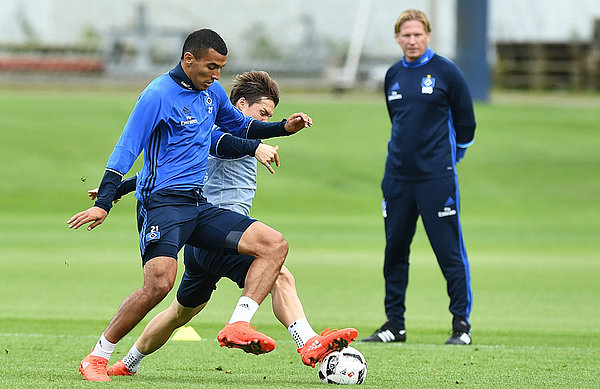 Gotoku Sakai im Zweikampf mit Nabil Bahoui - beobachtet von Trainer Gisdol im Hintergrund.