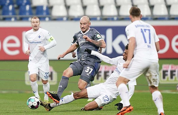 Die Defensiv-Abteilung rund um Innenverteidiger Toni Leistner gewann gegen den SV Darmstadt 53% der Zweikämpfe und sorgte für die nötige Stabilität. Toni Leistner gewinnt einen Zweikampf.