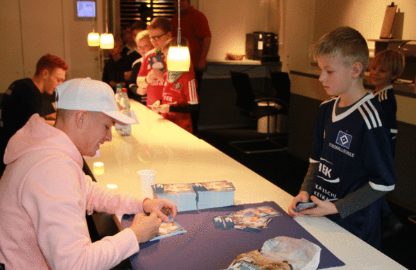 Fiete Arp und seine Mannschaftskameraden schrieben fleißig Autogramme und klönten nebenbei mit den HSV-Kids, für die dieser Sonntag ein absolutes Highlight darstellte.