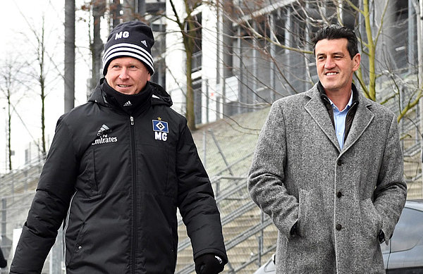 Markus Gisdol und Jens Todt auf dem Weg zum Trainingsplatz. 