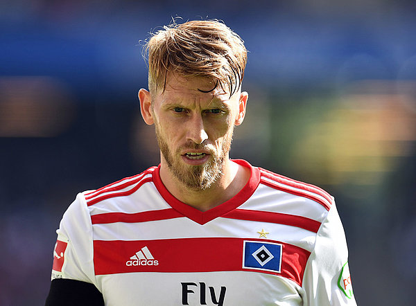 Aaron Hunt steht im HSV-Trikot auf dem Platz. 