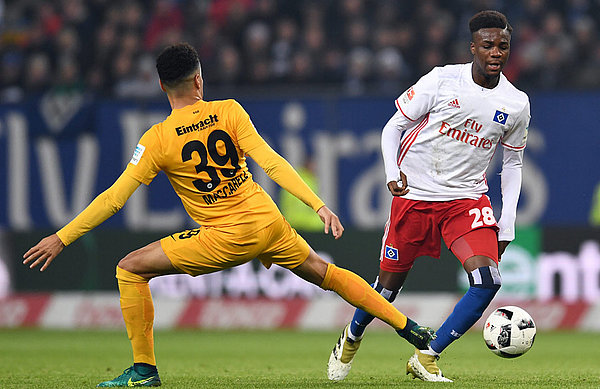 Gideon Jung und die Rothosen treffen im nächsten Punktspiel auf Eintracht Frankfurt. Gideon Jung im Zweikampf mit Frankfurts Mascarell.
