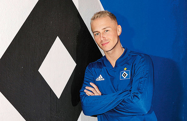 Quinten van der Most kommt ursprünglich aus Rotterdam und bestreitet seine eSports-Wettkämpfe auf der Xbox. Quiten van der Most lehnt an der Wand.