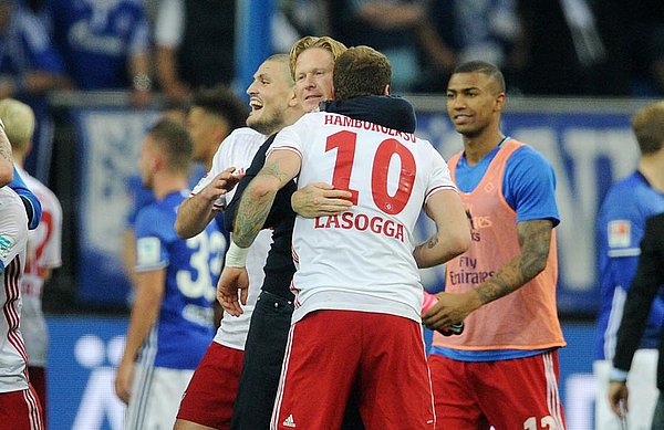 Lasogga und Gisdol umarmen sich nach Spielende auf Schalke (1:1).