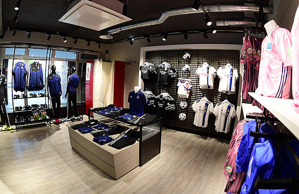 Eines der Highlights im neuen Shop: In der adidas-Ecke finden die HSV-Fans die Trikots und die Trainingskollektion der aktuellen Saison.