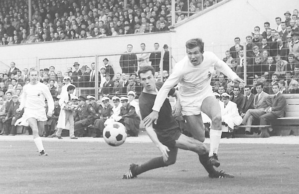 Zweikampf zweier deutscher Fußballlegenden: Jupp Heynckes (re.) 1966 gegen Franz Beckenbauer. Zweikampf zweier deutscher Fußballlegenden: Jupp Heynckes (re.) 1966 gegen Franz Beckenbauer.