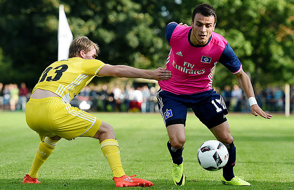 Kostic setzt sich im Zweikampf gegen seinen Gegenspieler durch. 