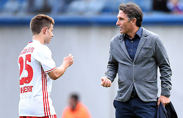 "Alle haben ihr Potenzial gezeigt", sagt Bruno Labbadia über die Youngster wie Mats Köhlert. "Wir müssen sie weiter fordern und fördern." Bruno Labbadia spricht auf dem Feld mit Mats Köhlert.