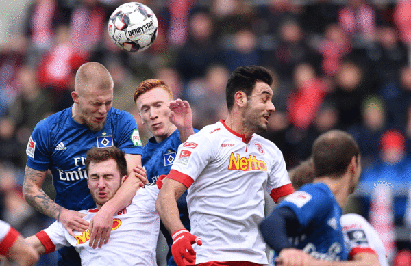 Bei Standards rückte das HSV-Innenverteidiger-Duo Bates/van Drongelen immer wieder mit auf - und Bates traf so sogar zur frühen 1:0-Führung, als er nach einem Hwang-Schuss goldrichtig stand und abstaubte.