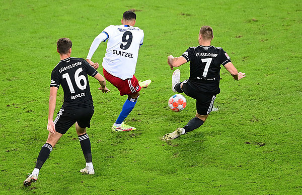 Die Führung: Robert Glatzel hat sich den Ball mit der Hacke selbst vorgelegt und trifft trocken zur 1:0-Führung.