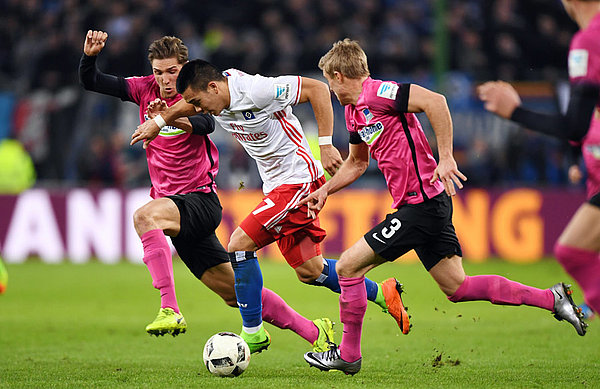 Bobby Wood setzt sich gegen zwei Berliner im Tempodribbling durch.