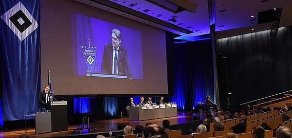 Dietmar Beiersdorfer spricht auf der Mitgliederversammlung.