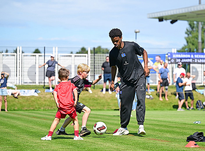 HSV trainiert mit 50 Kids in Dänemark