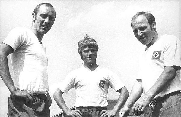 Heinz Bonn (m.) galt in der HSV-Mannschaft der frühen 70er-Jahre um Uwe Seeler (r.) und Willi Schulz (l.) als großes Talent, dem sogar eine Karriere in der deutschen Nationalmannschaft vorausgesagt wurde. Viele Verletzungen verhinderten dies jedoch.