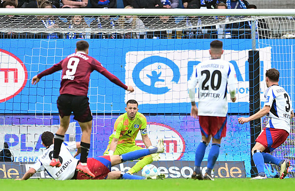 Daniel Elfadli erzielte vorn das 1:0 für den HSV, schmiss sich hinten in jeden Zweikampf und fordert von sich und seinem Team, gemeinsam die Ausfälle aufzufangen. Daniel Elfadli erzielte vorn das 1:0 für den HSV, schmiss sich hinten in jeden Zweikampf und fordert von sich und seinem Team, gemeinsam die Ausfälle aufzufangen.