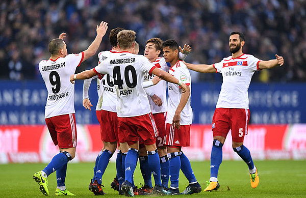 Im Hinspiel feierte der HSV einen 3:1-Erfolg über den VfB Stuttgart im Volksparkstadion. HSV-Spieler beim Jubel