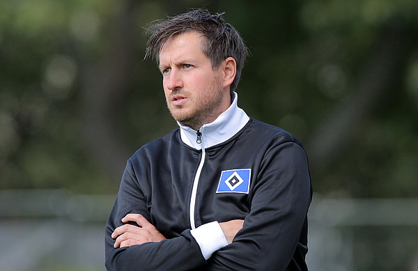 U21-Trainer Hannes Drews beobachtet die Partie