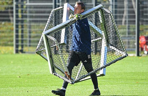 Vorbild für die jungen Spieler: Tom Mickel zeigt immer vollen Einsatz und ist ein wichtiger Faktor in der Kabine. Tom Mickel trägt zwei kleine Tore auf dem Trainingsplatz.