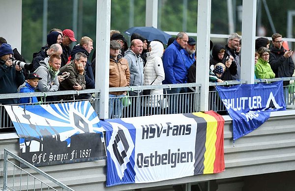 Am Trainingsplatz in Längenfeld hängen zahlreiche HSV-Banner am Zaun. 