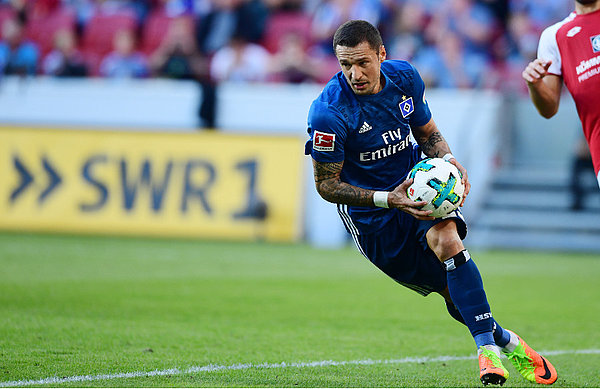 Sejad Salihovic trifft per Elfmeter und setzt mit dem Ball in der Hand zum Torjubel an.