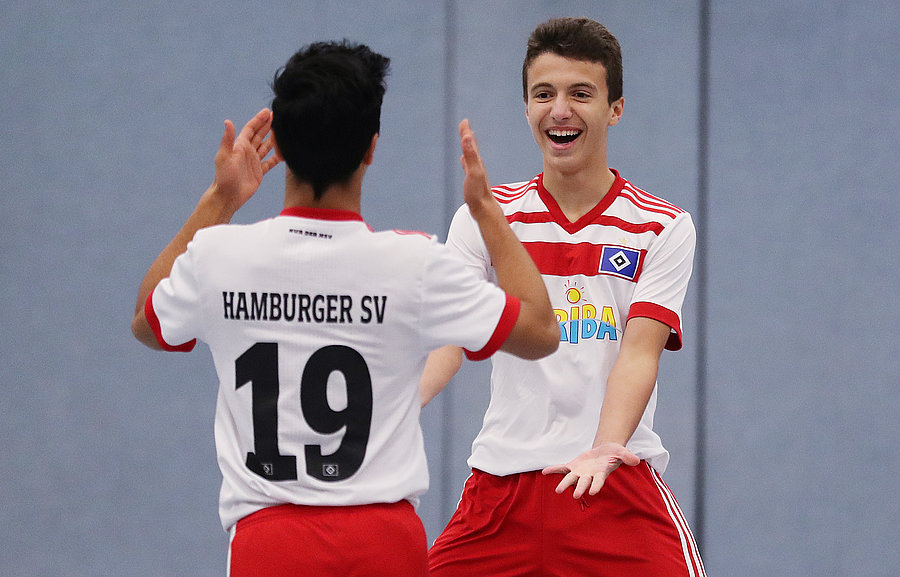 Zwei U15-Kicker des HSV bejubeln gemeinsam einen Treffer.