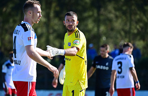 Verdientes Lob vom Käpt`n: Sebastian Schonlau beglückwünscht Daniel Heuer Fernandes zu seinem gehaltenen Strafstoß.