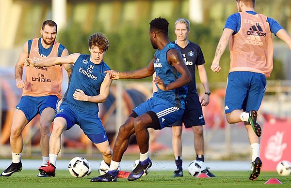 Go Sakai im Zweikampf mit Johan Djourou.