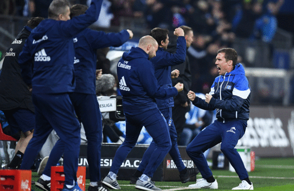 Das muss raus! HSV-Trainer Hannes Wolf schreit nach der Führung durch Bakery Jatta seine ganze Anspannung raus.