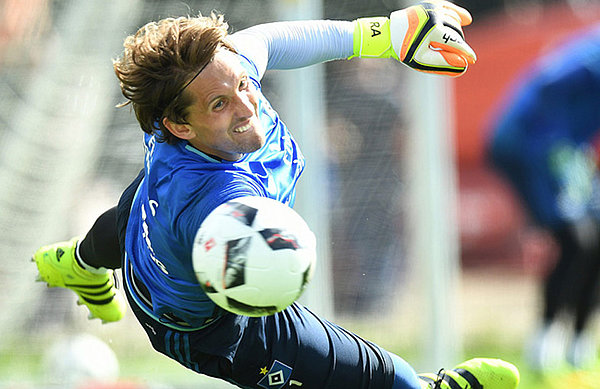 Rene Adler hält im HSV-Training einen Ball. 