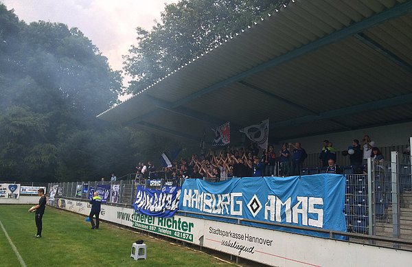 Etwa 150 HSV-Fans machten ordentlich Stimmung im Beekestadion.