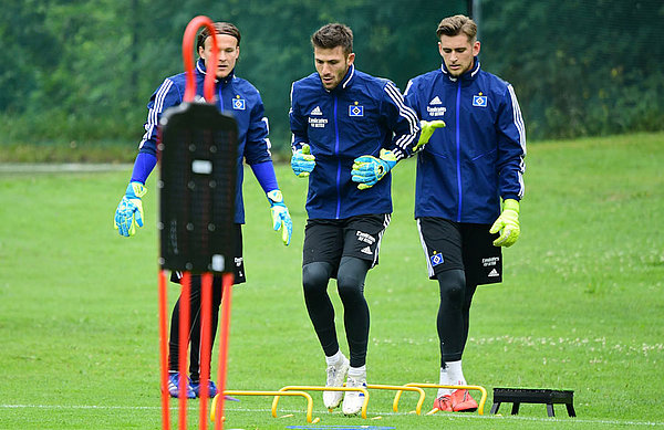 Daniel Heuer Fernandes (Mi.), Tom Mickel (li.) und Julian Pollersbeck (re.) stehen im Training nebeneinander. 