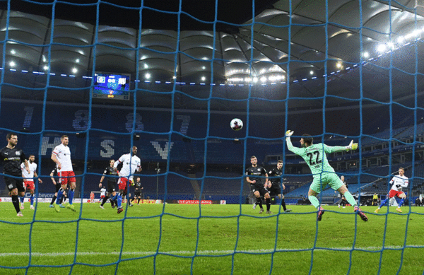 Traumtor: Sonny Kittel (r.) schließt einen schönen HSV-Angriff ab und erzielt die überaus sehenswerte 1:0-Führung für den HSV. Traumtor: Sonny Kittel (r.) schließt einen schönen HSV-Angriff ab und erzielt die überaus sehenswerte 1:0-Führung für den HSV.