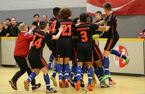 Die U16 des HSV jubelt.
