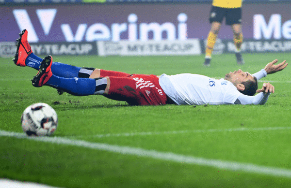 Pierre-Michel Lasogga kam im ersten Durchgang immer wieder gefährlich zum Abschluss und schrammte nur knapp am Torerfolg vorbei - so wir hier im Fünfmeterraum nach Vorarbeit von Narey.