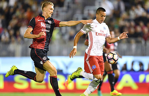 Bobby Wood im Zweikampf mit zwei Spielern von Cagliari
