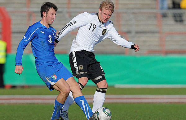 Sören Bertram absolvierte für die U18-, U19- und U20-Nationalmannschaft insgesamt 27 Länderspiele und konnte zwei Tore beisteuern. Sören Bertram im DFB-Trikot treibt den Ball.