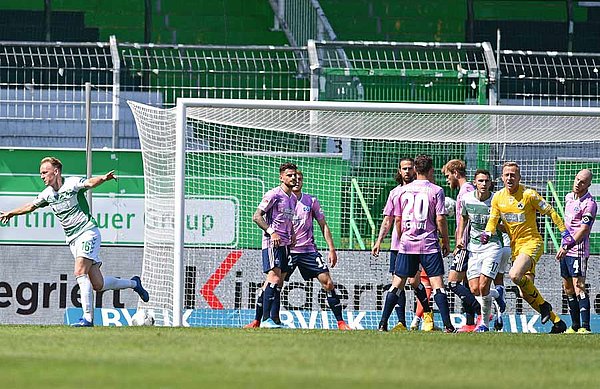 Der Moment der Enttäuschung: Nielsen trifft mit der letzten Aktion zum 2:2-Ausgleich. Der Moment der Enttäuschung: Nielsen trifft mit der letzten Aktion zum 2:2-Ausgleich.