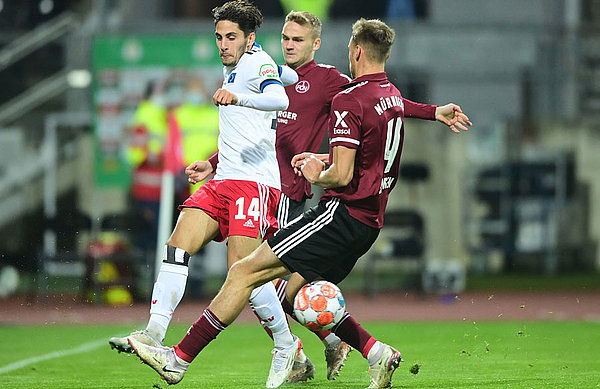 Extrem eng ging es in der zweiten Hälfte zu, in der Ludovit Reis kurz vor dem Ausgleich seine Möglichkeit zum 2:0 leider nicht verwerten konnte. Extrem eng ging es in der zweiten Hälfte zu, in der Ludovit Reis kurz vor dem Ausgleich seine Möglichkeit zum 2:0 leider nicht verwerten konnte.