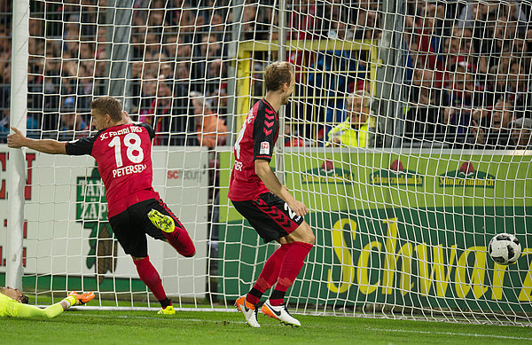 Nils Petersen erzielt das 1:0 für Freiburg.