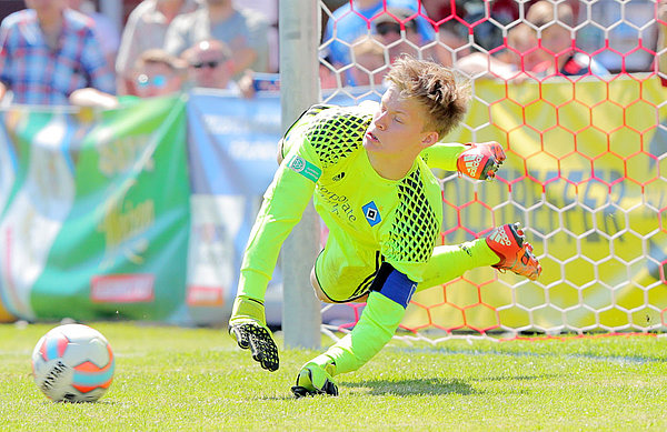 Elfmeterkiller: In Stemwede zeichnete sich Keeper Jakob Golz beim Elfmeterschießen aus. Elfmeterkiller: In Stemwede zeichnete sich Keeper Jakob Golz beim Elfmeterschießen aus.