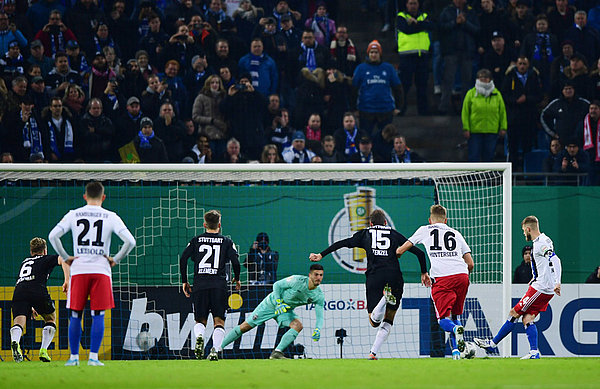 Der Ausgleich: Aaron Hunt schickt VfB-Keeper Fabian Bredlow in die falsche Ecke und schiebt zum 1:1-Ausgleich ein.
