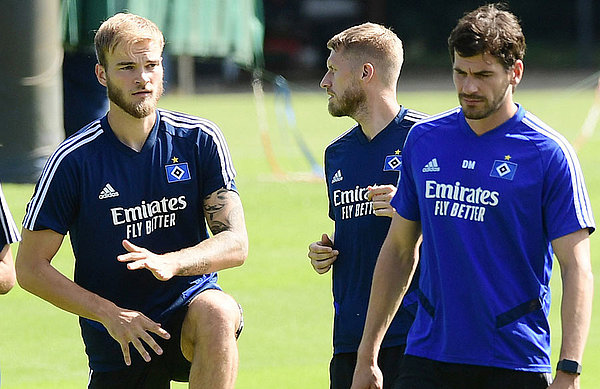 Timo Letschert (l.) und Aaron Hunt (2.v.l.) - hier mit Athletik-Trainer Daniel Müssig - machen Fortschritte und sind auf dem Weg zurück ins Mannschaftstraining. Aaron Hunt und Timo Letschert arbeiten mit Daniel Müssig.