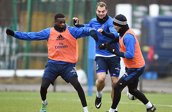 Gideon Jung und Albin Ekdal im Zweikampf mit Pierre-Michel Lasogga.