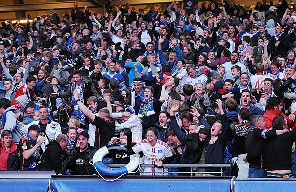 Jubel beim Public Viewing im Jahr 2015 anlässlich des Relegationsrückspiel in Karlsruhe.