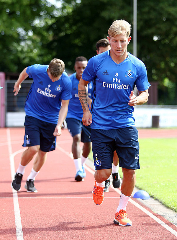 Lewis Holtby beim Joggen. 