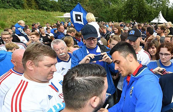 Filip Kostic gibt Autogramme beim Fanabend.