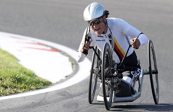 Dorothee Vieth fährt mit ihrem Handbike auf der Rennstrecke.