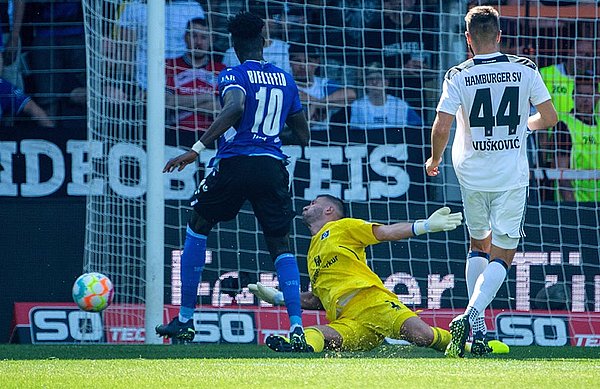 "Ferro" in der Brandung: Der HSV-Keeper hält auswärts noch gänzlich die Null.