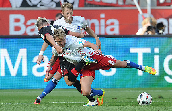 Lewis Holtby beim Zweikampf