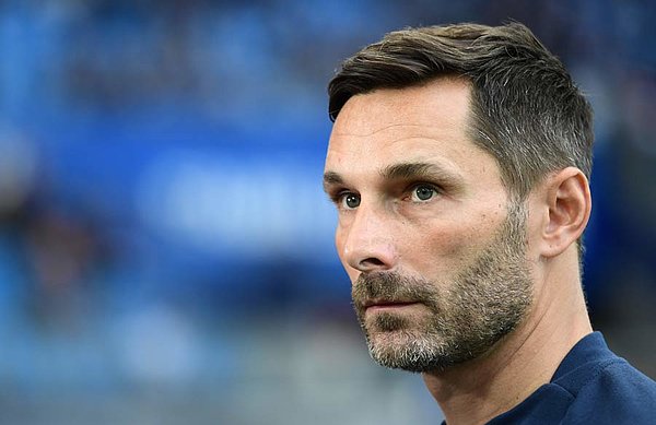 Mit Stefan Leitl (43) arbeitet Mergim Mavraj seit Sommer 2019 zusammen - und ist von dem jungen Cheftrainer restlos überzeugt. Stefan Leitl guckt.